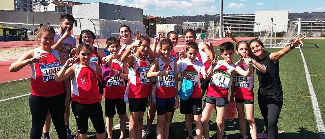 Integrantes de la Escola de Atletismo Deza junto a sus entrenadores en una competición anterior.