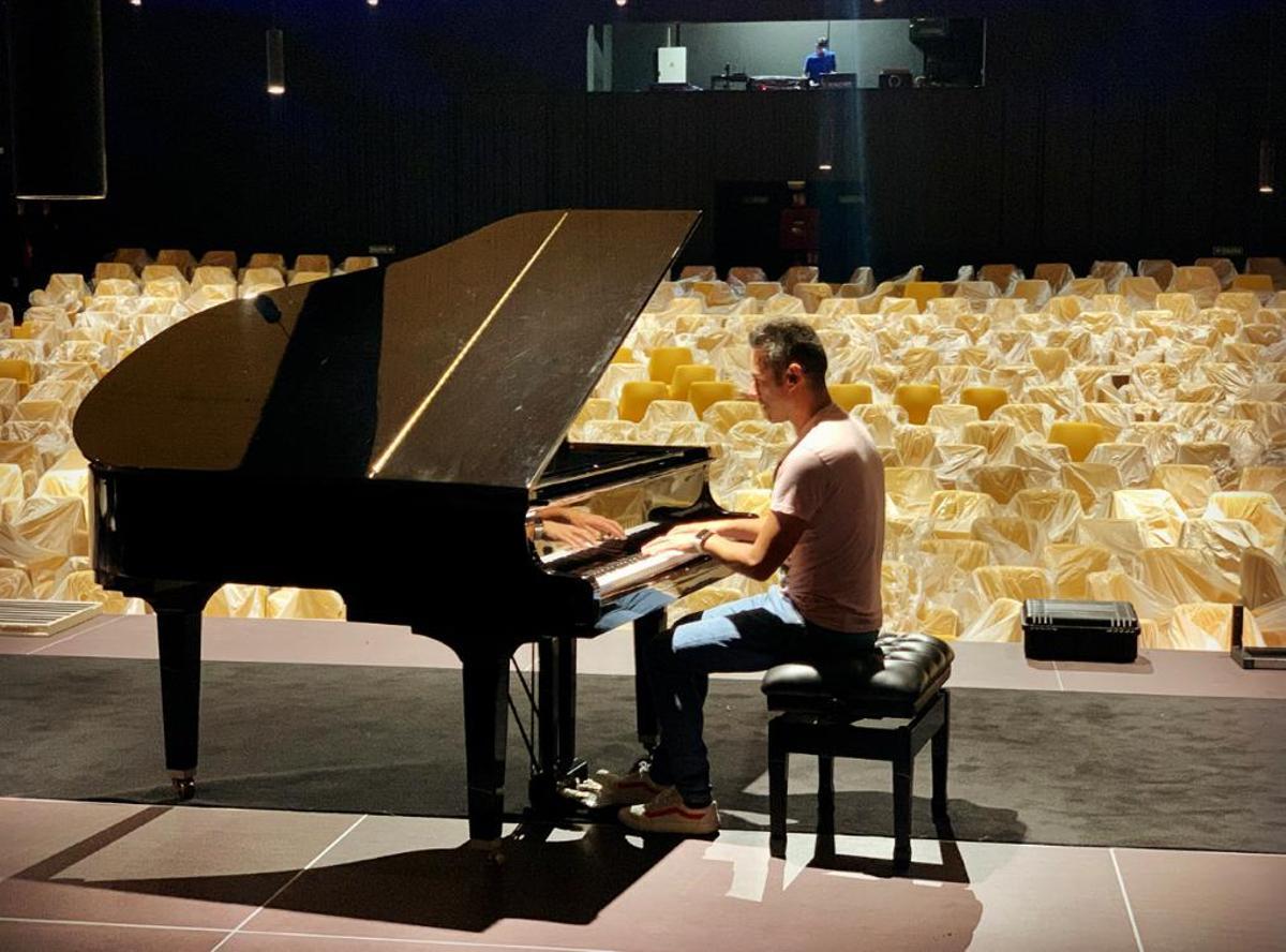 Carlo Oubiña en la víspera de la inauguración del Auditorio.
