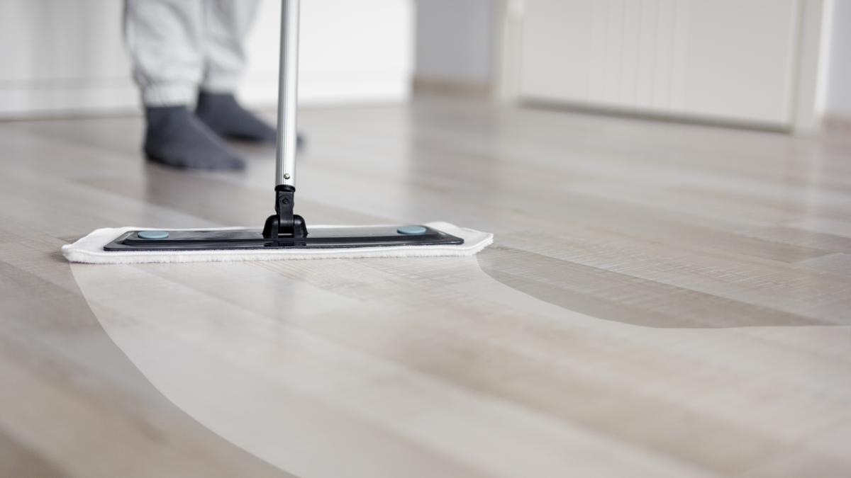 Cómo limpiar el suelo laminado fácilmente (y sin estropearlo) en pocos  minutos
