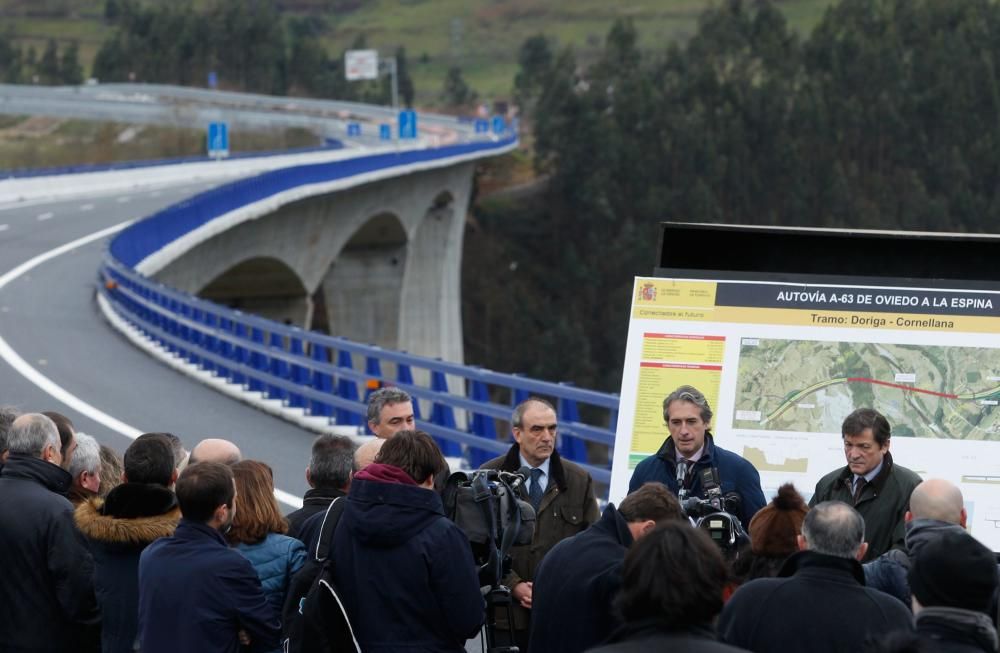 De la Serna y Javier Fernández acuden a la apertura del tramo de autovía A-63 entre La Doriga y Cornellana