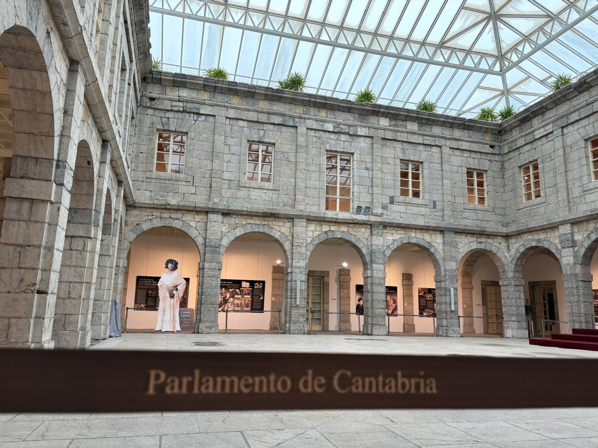 Vista del patio central del Parlamento de Cantabria, en Santander, techado por una cúpula de cristal que es donde se están produciendo las goteras.