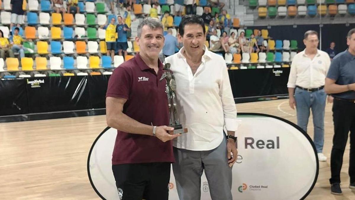 El capitán del Cajasol Ángel Ximénez, Álvaro de Hita, recibe el trofeo de campeón del Trofeo de Feria de Ciudad Real.