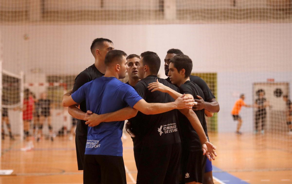 Jugadores del Léleman VB Valencia, en el último amistoso de pretemporada