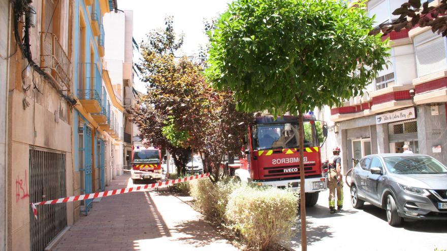 Los bomberos de Lorca sanean una cornisa de Pérez Casas por desprendimientos