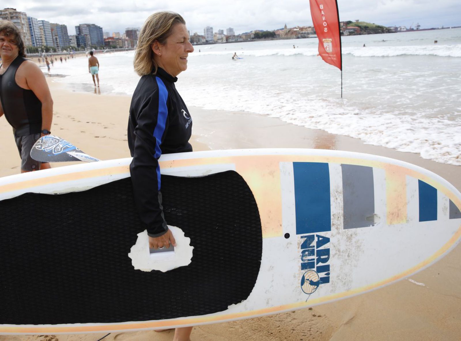 Patricia Díaz, alumna de «paddle surf» en la escuela Siroko. 