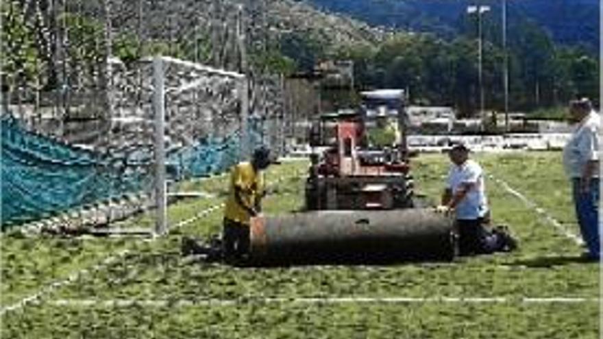 Les obres per substituir la catifa verda artificial del camp de futbol