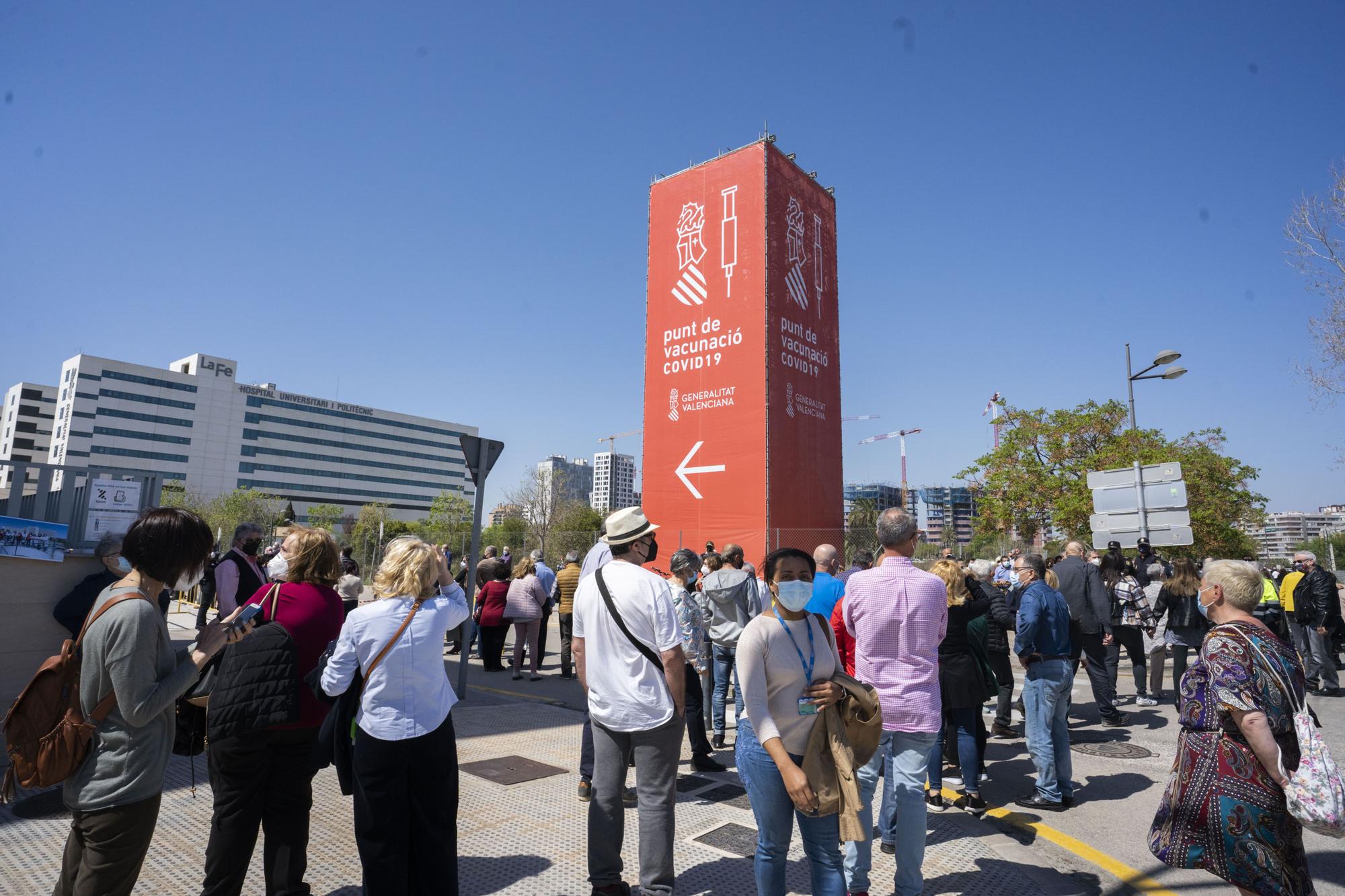 Largas colas al sol para vacunarse contra la COVID-19 en el hospital de campaña de La Fe