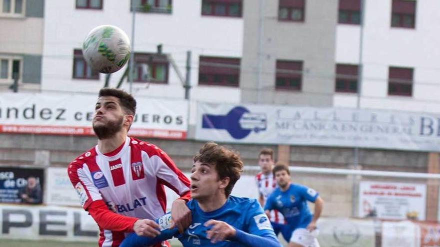 Una acción del partido disputado ayer en el Nuevo Nalón.