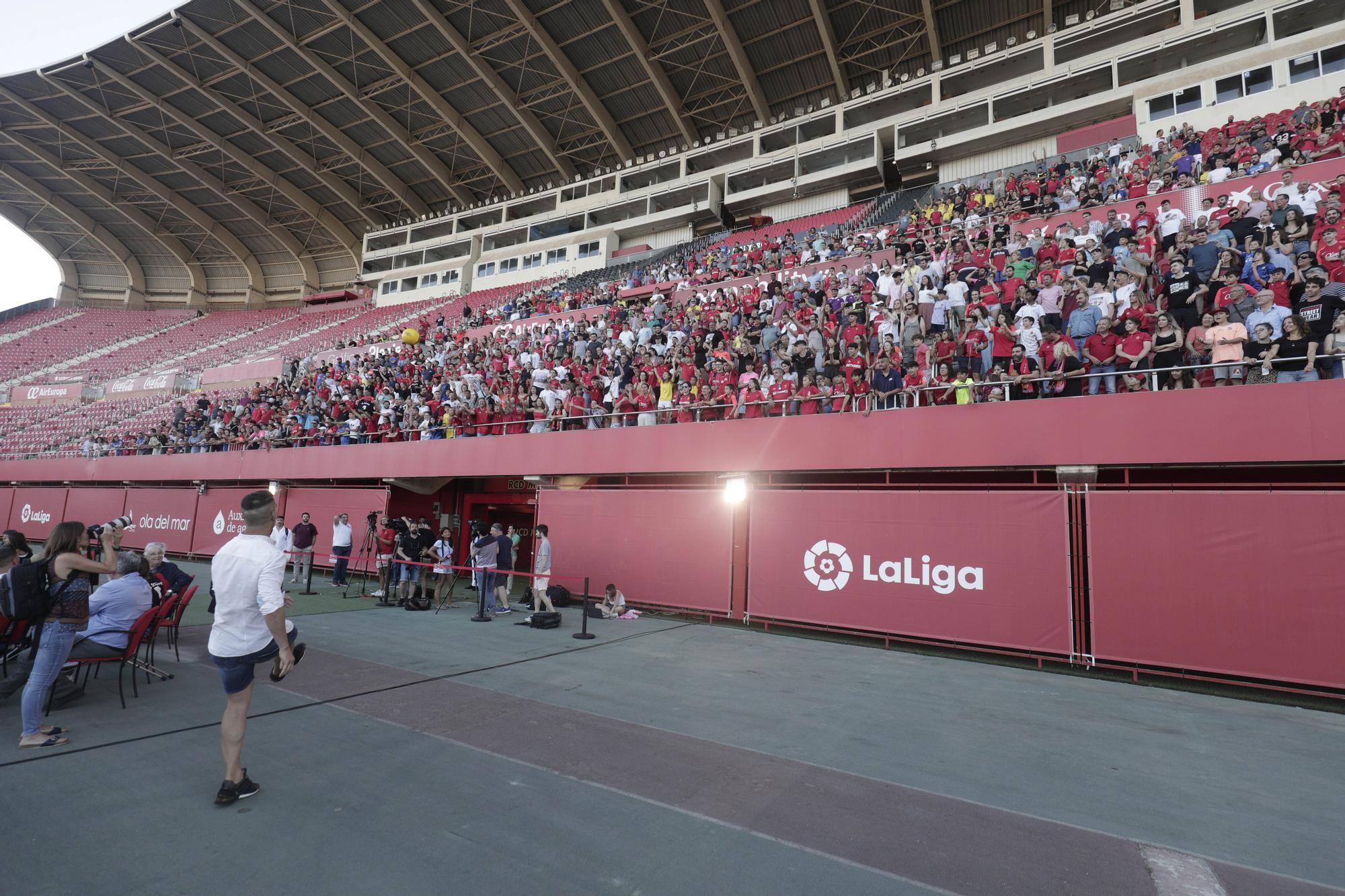 Unos dos mil seguidores del RCD Mallorca se despiden de Reina y Salva Sevilla en Son Moix