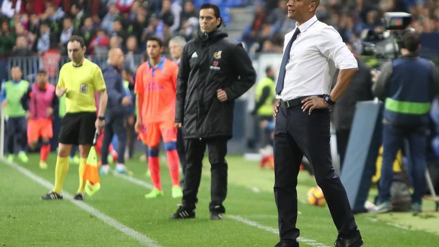 Marcelo Romero, siguiendo el partido en la banda.