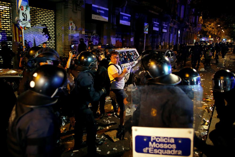 Los Mossos cargan contra los manifestantes ante la sede de la Consejería de Economía