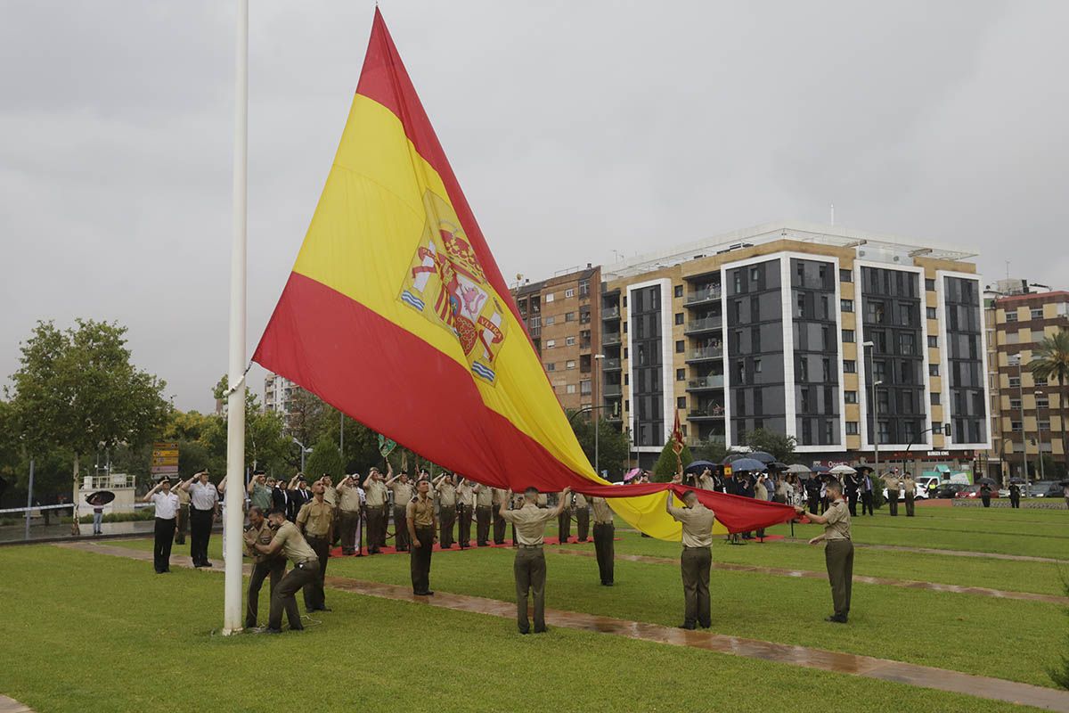 Izado de Bandera en la plaza de España de Córdoba