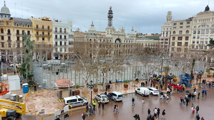 Pirotecnia Tamarit monta su mascletà pese a la amenaza de lluvia