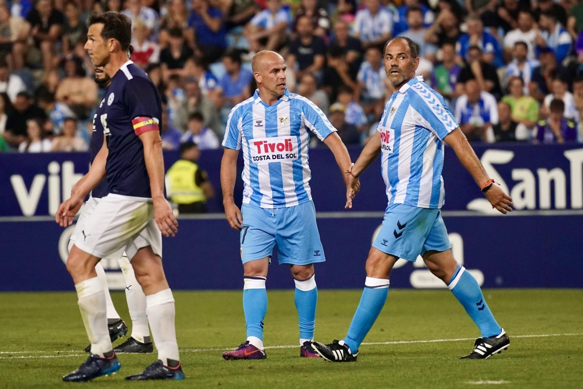 Las leyendas del Málaga CF vuelven a pisar el césped de La Rosaleda