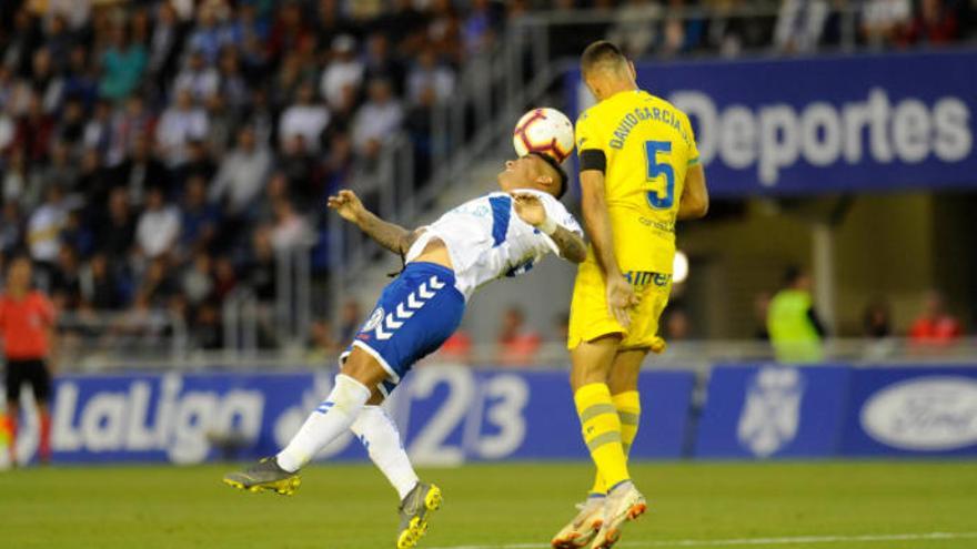 Nano se anticipa a David García en una acción del último derbi.