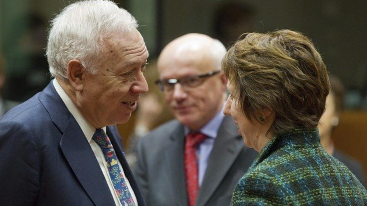 José Manuel García-Margallo conversa con la Alta Representante de la Unión Europea, Catherine Ashton, al inicio de la reunión de ministros de Exteriores de la UE, este lunes, en Bruselas.