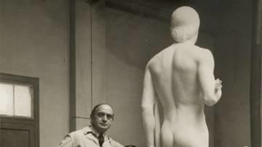 Josep Clarà al taller, tot treballant en una escultura.