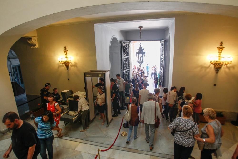 Visita a la Real Senyera en el Ayuntamiento