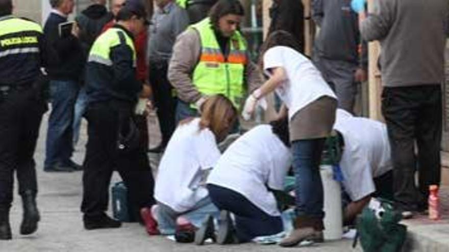 Los sanitarios atendieron a las víctimas a pie de calle.