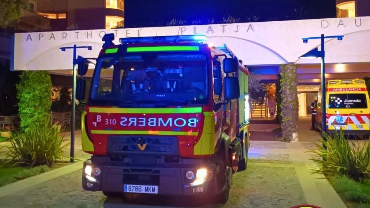Vehículos de emergencias, esta madrugada en la entrada del establecimiento.