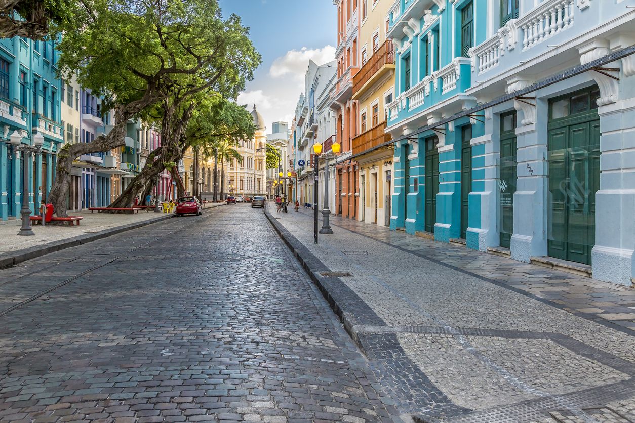 La calle sigue manteniendo las vías del antiguo tranvía