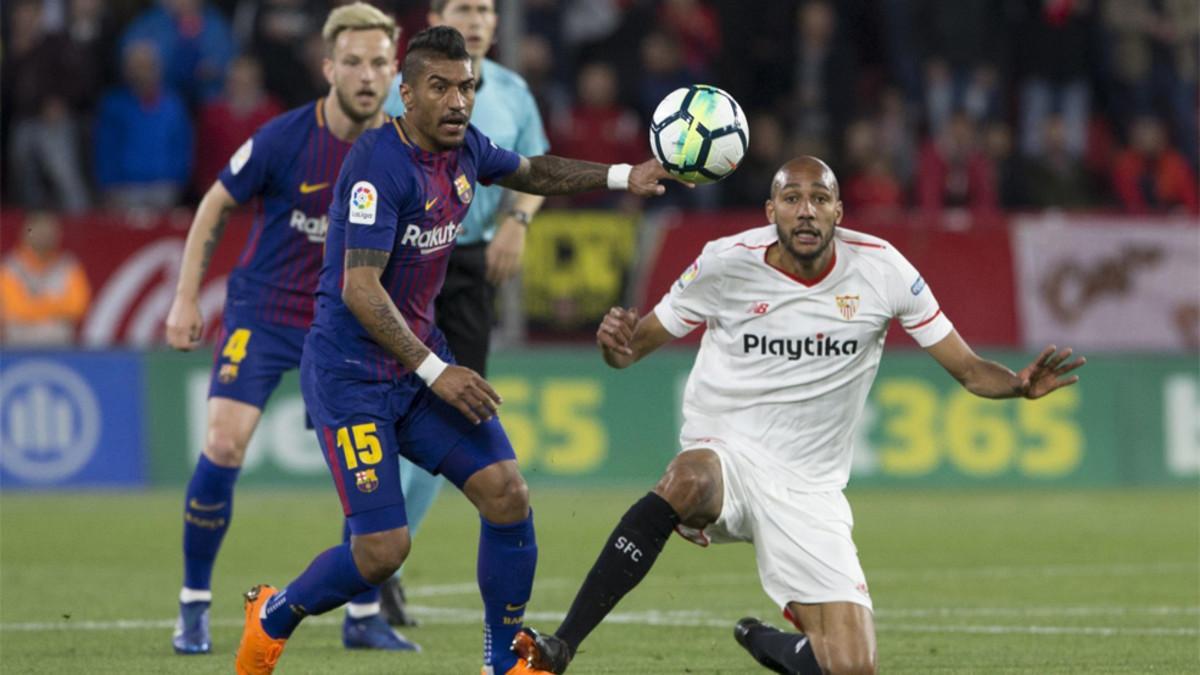 Ivan Rakitic, Paulinho Bezerra y Nzonzi durante el Sevilla-Barça de la Liga 2017/18