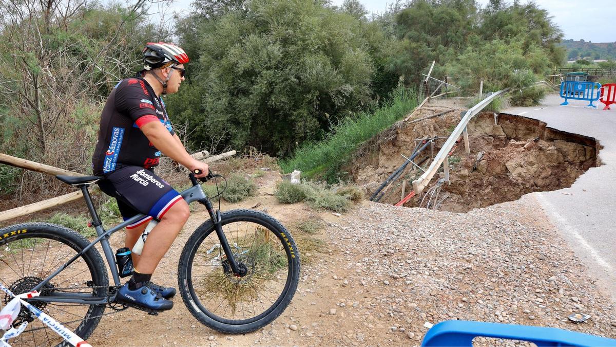 Un ciclista pasa junto a un gran socavón junto al centro de visitantes de La Contraparada.