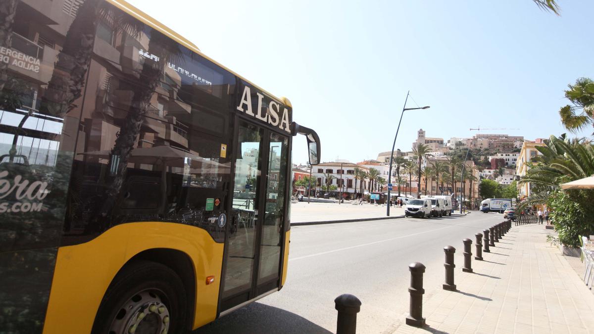 Uno de los autobuses del Consellreocrre la ciudad de Ibiza