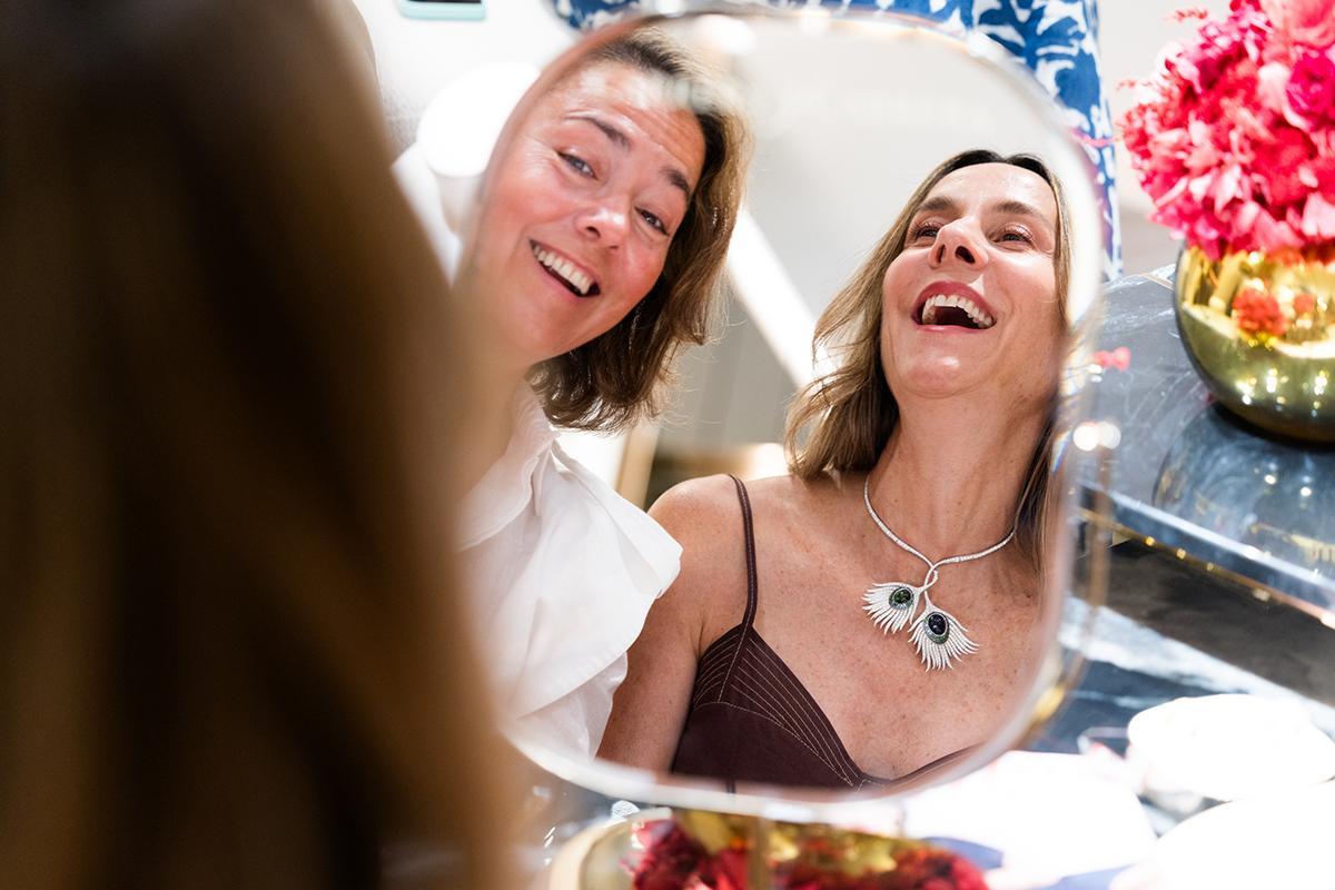 Dos invitadas probándose las joyas.