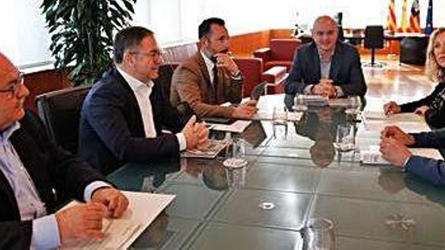 Los alcaldes  y el presidente del Consell, Vicent Marí, ayer en la sede de la institución insular.