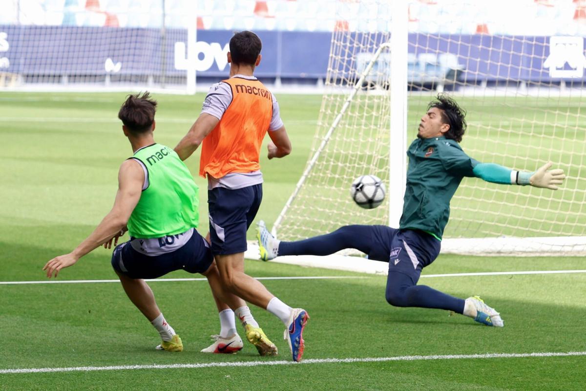 Entrenamiento a puertas abiertas del Levante UD en el Ciutat de ...