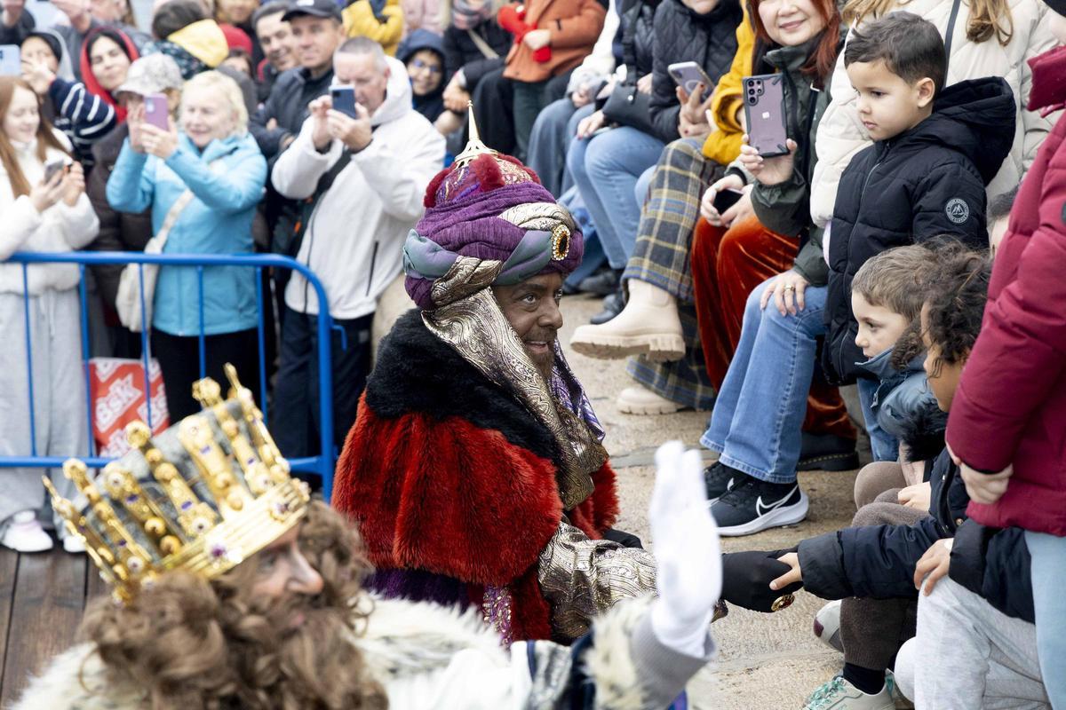 Los Reyes Magos llegan al puerto de Alicante en una tarde marcada por el frío y la lluvia