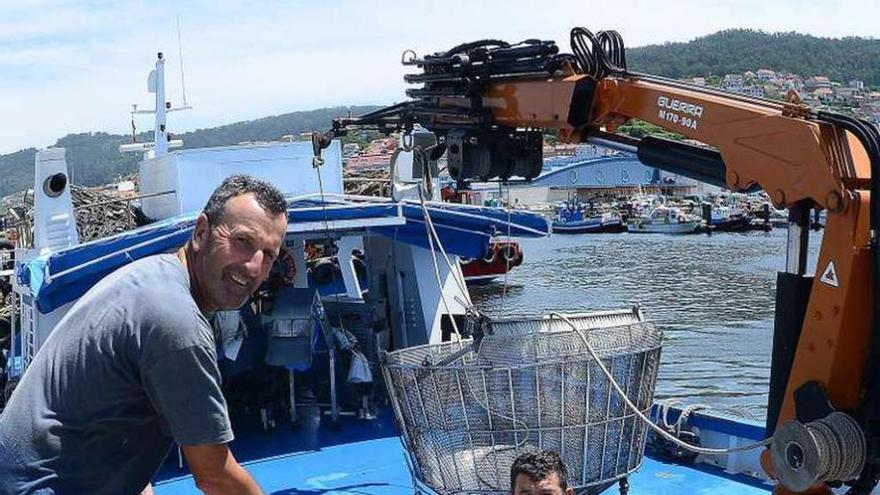 Dos trabajadores ayer en el puerto de Bueu. // Gonzalo Núñez