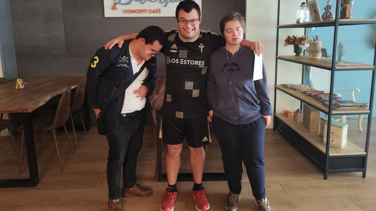 Martín, Samuel y Andrea, tres de los empleados de Diversum, en su último día.