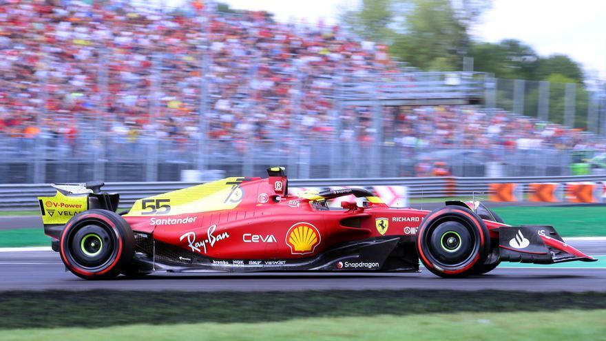 Carlos Sainz y Ferrari mandan el primer día en Italia