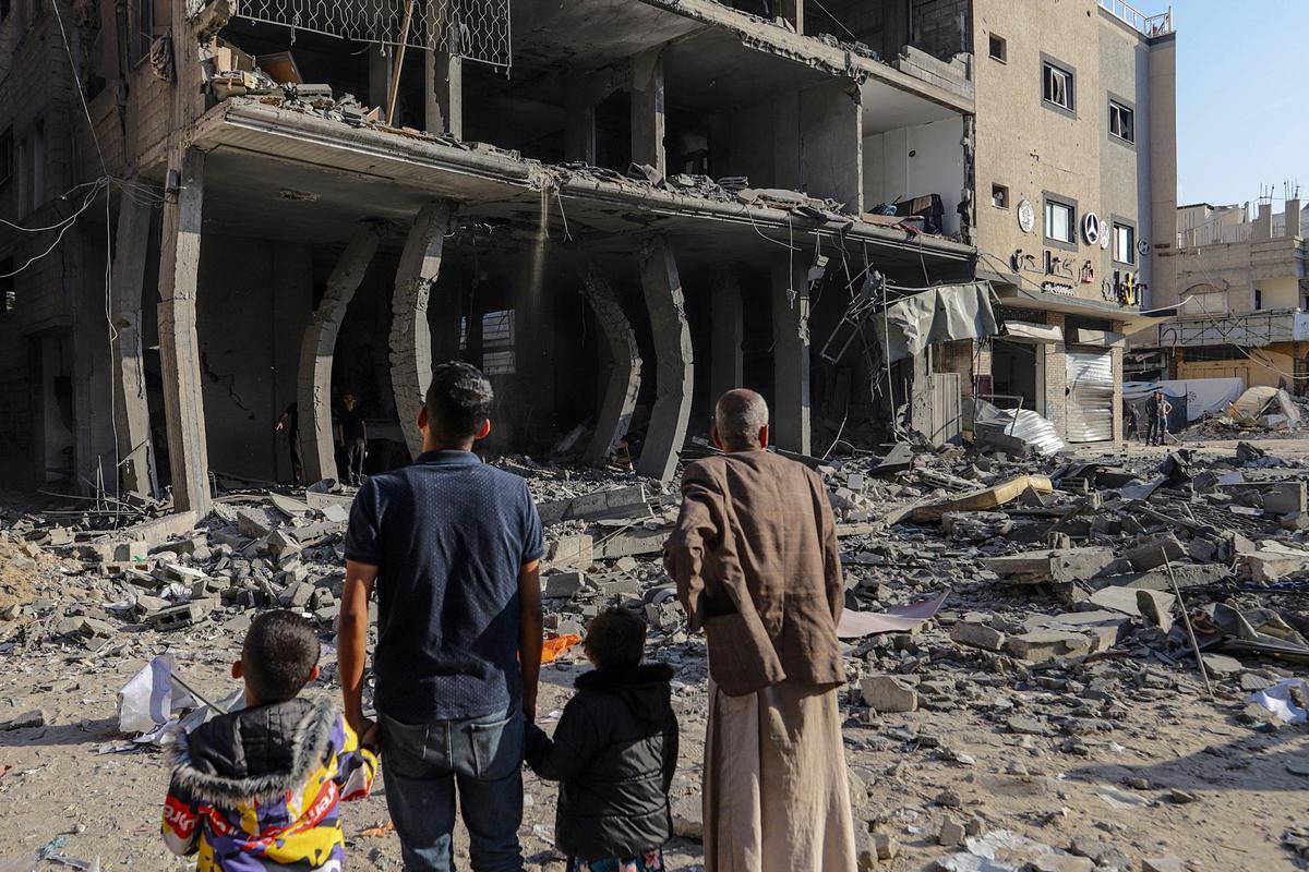 Al menos 9 muertos en ataque israelí a una casa en el norte de Gaza, con 50 desaparecidos