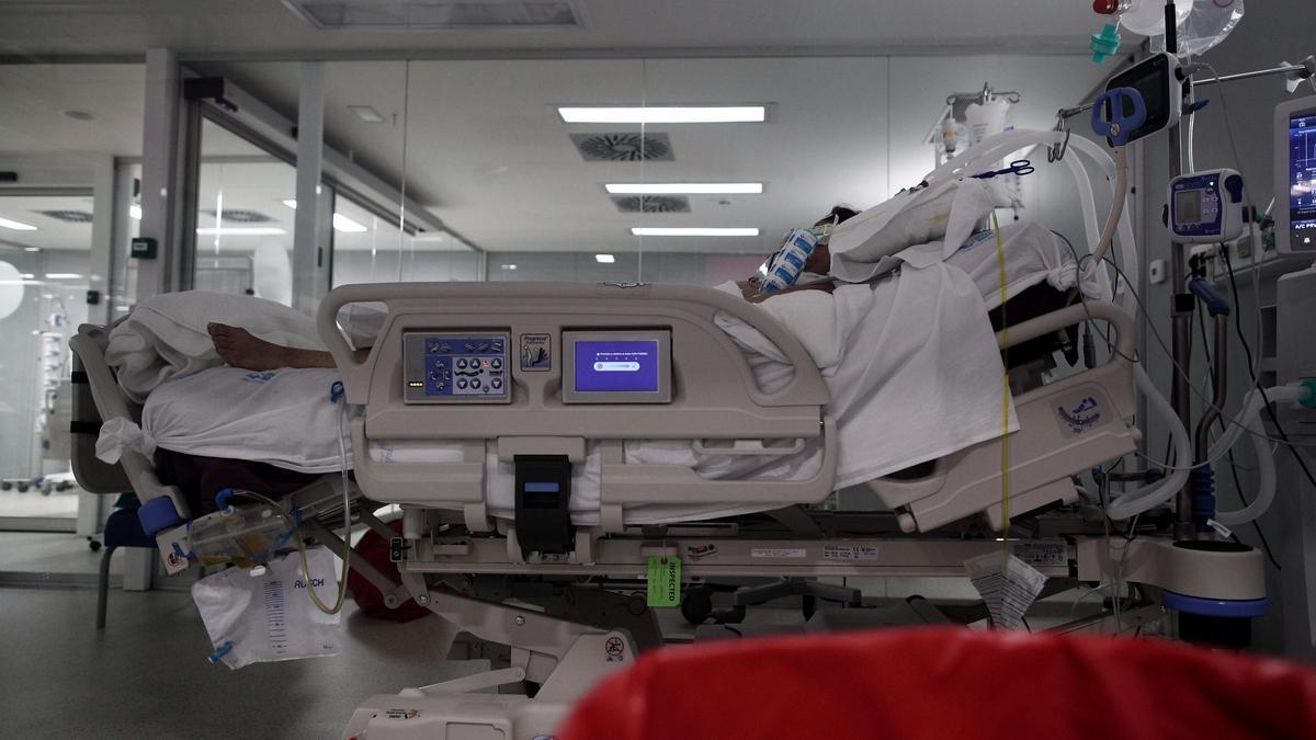 Un enfermo en la UCI del Hospital Zendal de Madrid.