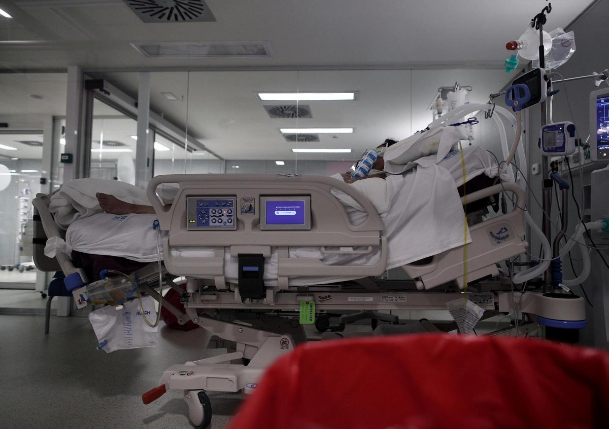 Un enfermo en la UCI del Hospital Zendal de Madrid.