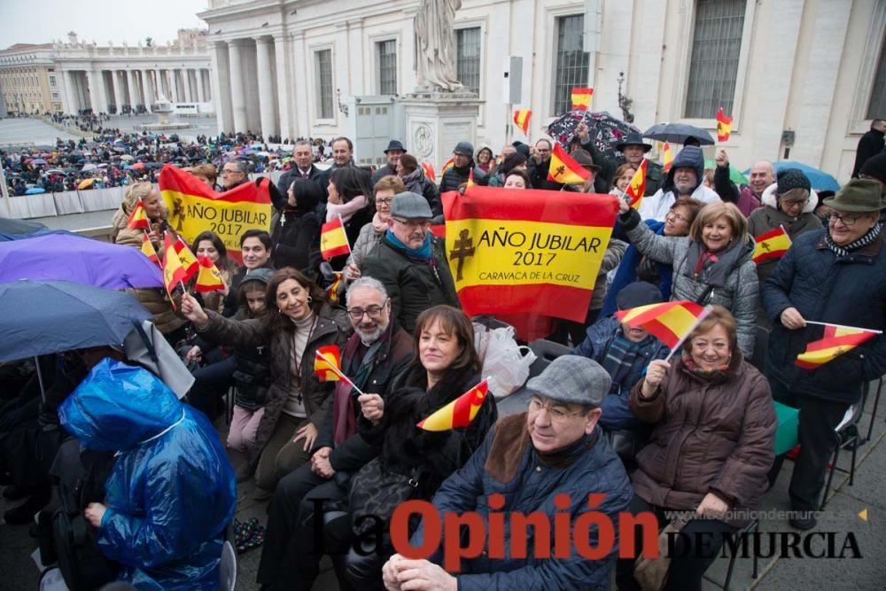 La cofradía de la Vera Cruz entrega el óbolo del J