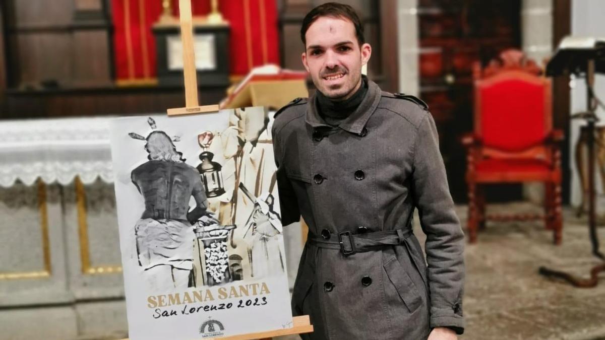 José García, autor del Cartel de la Semana Santa 2023 de la parroquia de San Lorenzo, durante la presentación.