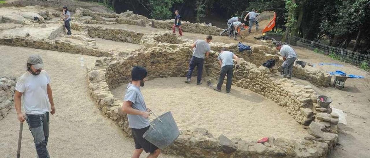Últimos trabajos arqueológicos en el yacimiento del Castro Alobre. // Iñaki Abella