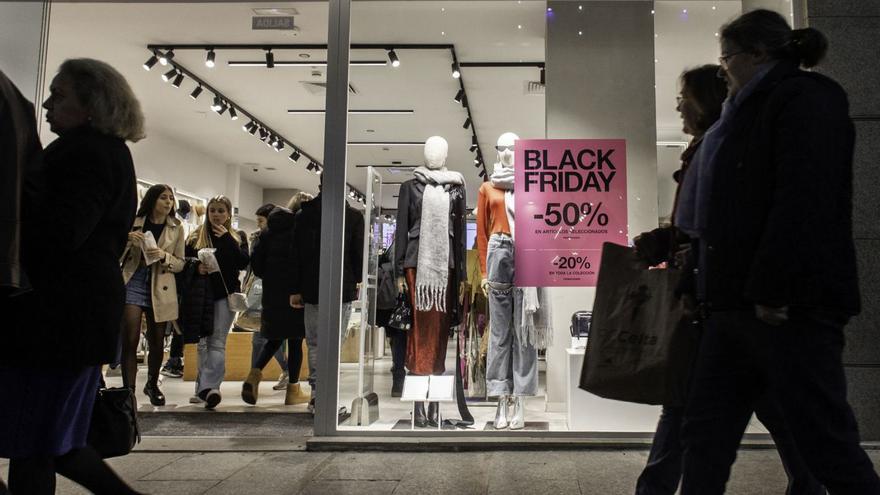 Viandantes de tiendas en la calle Príncipe durante las últimas rebajas del “Black Friday”.