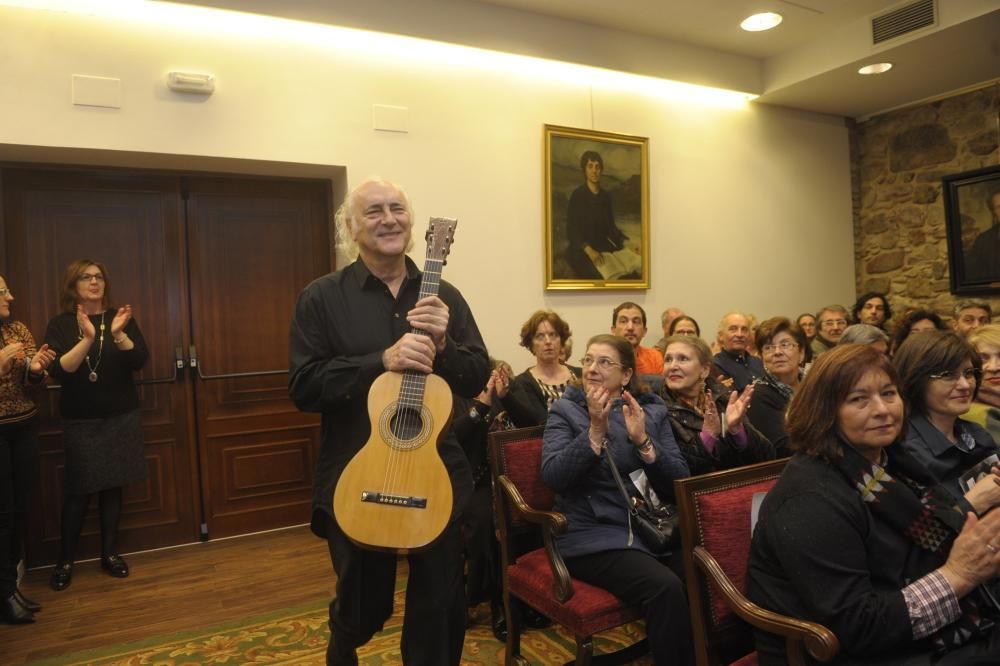 Amancio Prada canta a Rosalía