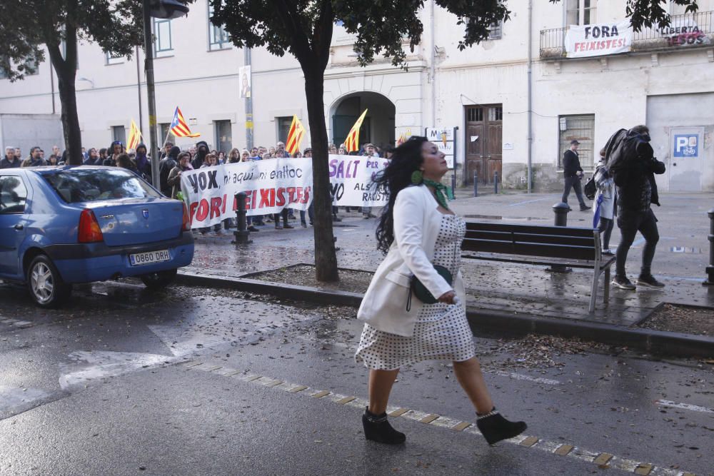 Un centenar d''antifeixistes reben Ortega Smith en l''acte de Vox a Salt