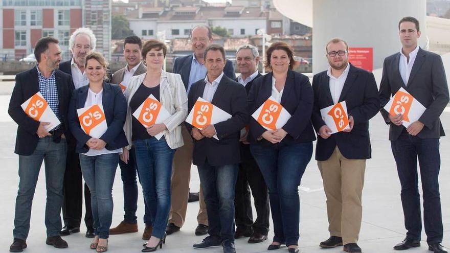 Carmen Soberón, Juan Cuesta y Sonia Arbesuk, en el centro de la foto, durante la presentación de la candidatura de Ciudadanos a la Alcaldía de Avilés, en 2015.