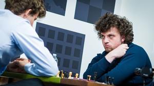 Niemann mira fijamente a Carlsen durante su partida en San Luis. 