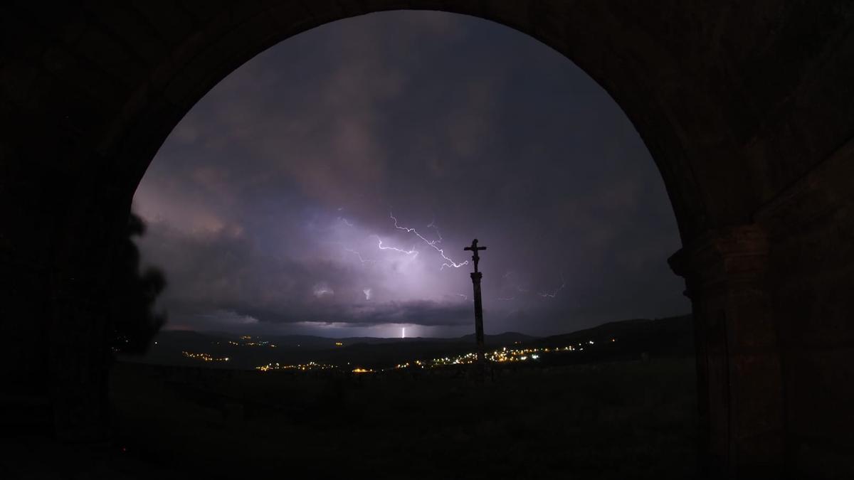 Vista de la tormenta desde el monte de A Peneda.