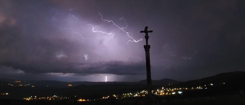 La tormenta, puro espectáculo desde el monte de A Peneda