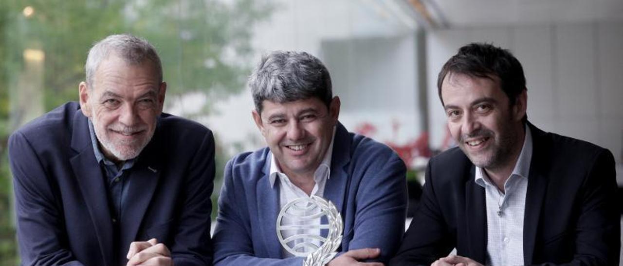 Los ganadores del Premio Planeta, el trío de escritores y guionistas Jorge Díaz, Antonio Mercero y Agustín Martínez.