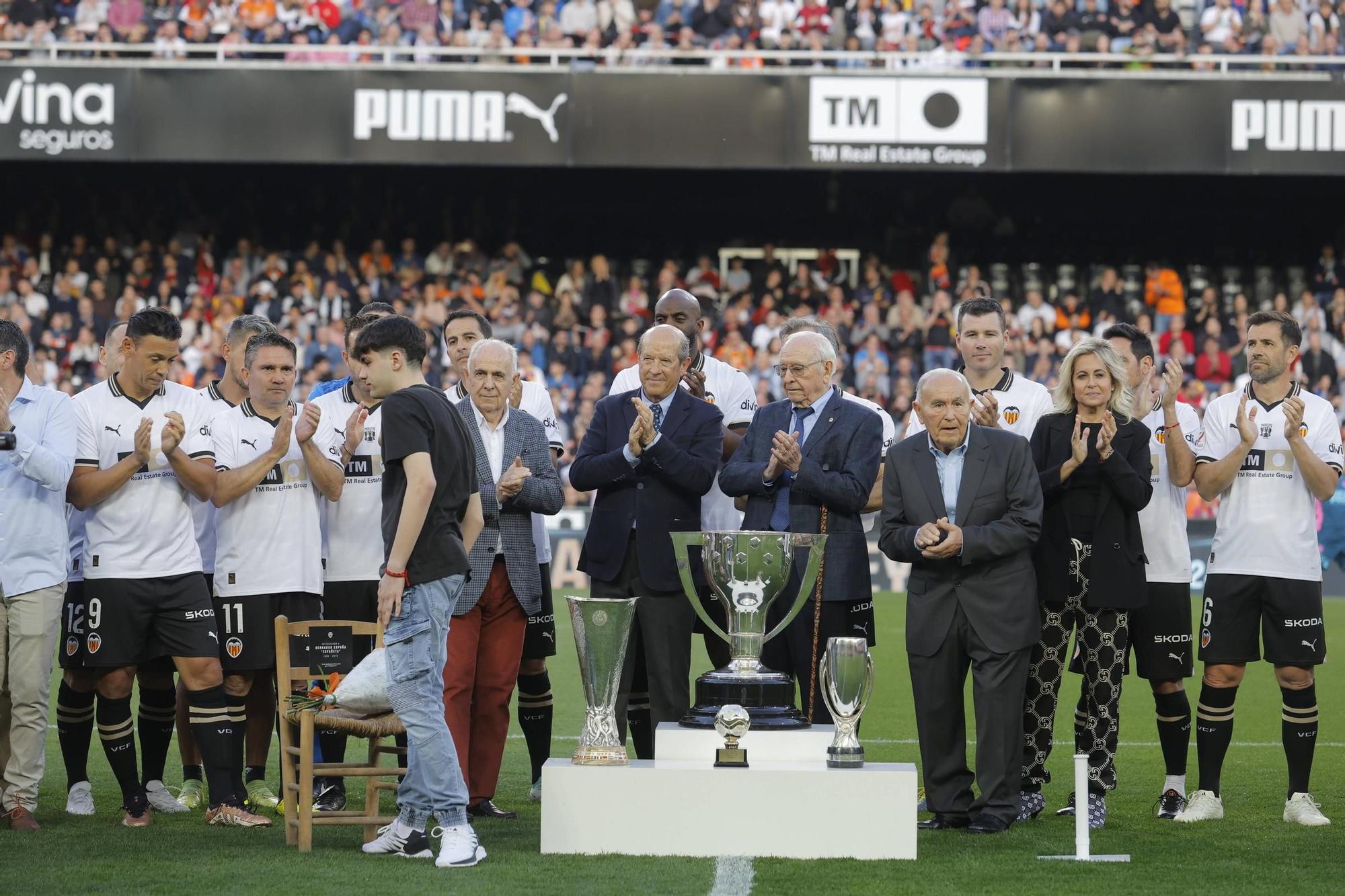 ¡Qué recuerdos! Las fotos del homenaje al Valencia del Triplete